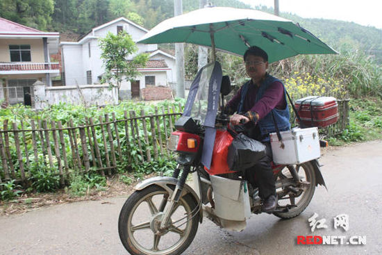 李石清出诊归来。