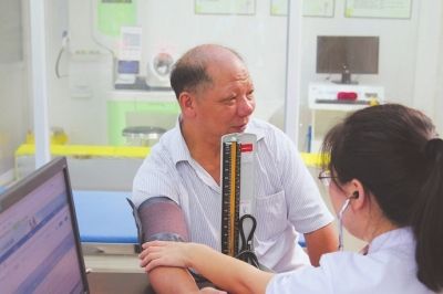 公办卫生所里，医生为群众诊疗。